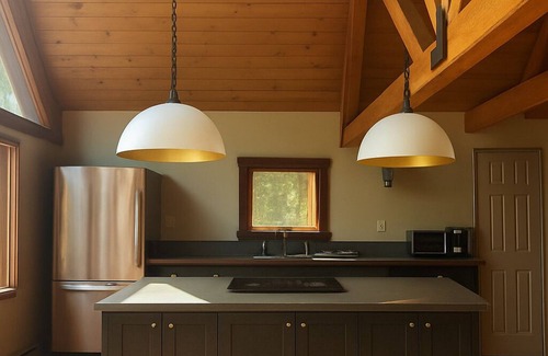 Winhall House | Designer 4-bedroom house in charming Stratton home sleeps 12.