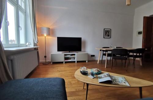 City Centre Apartment | Designer Apartment 110m2 with King Size Beds & Equipped Kitchen