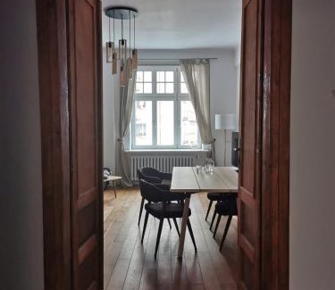 City Centre Apartment | Designer Apartment 110m2 with King Size Beds & Equipped Kitchen