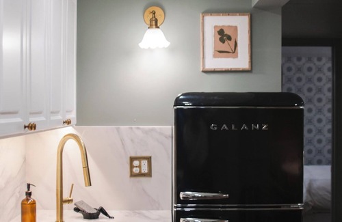 Capitol Hill Apartment | Designer Apartment in the Heart of Historic Capitol Hill: 10 Min Walk to Capitol