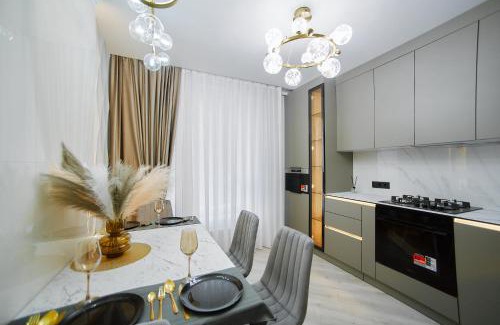 Riscani Apartment | Designer Apartment with 2 Bedrooms, Full Kitchen, Rain Shower & Coffee Station and Netflix - GrandStay