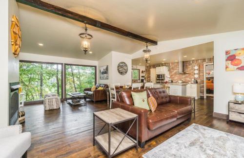 Dahlonega House | Designer Getaway-Hot Tub, 4 Minutes to Dahlonega