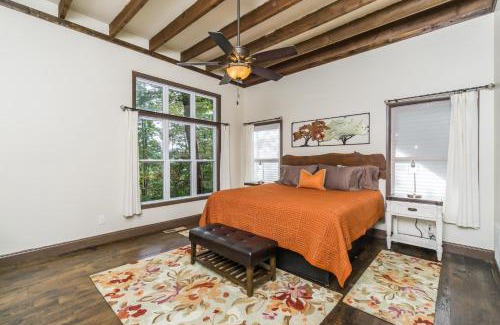 Dahlonega House | Designer Getaway-Hot Tub, 4 Minutes to Dahlonega