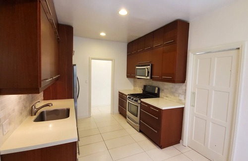 Greater Wilshire - Hancock Park Apartment | Designer Hancock Park home/2 beds + 2 baths