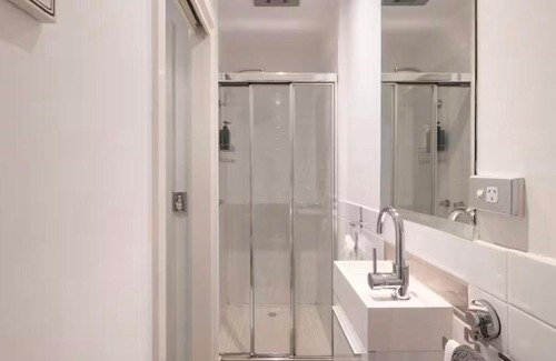 Brunswick East Apartment | Designer townhome adjacent to East Brunswick Village 2min to tram plus private parking
