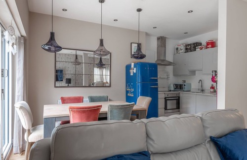 Mapesbury Apartment | Designer Two Bedroom Apartment with Large Garden
