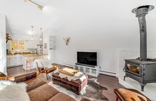 Quechee House | Designer vacation rental - mountain view, wood stove, washer/dryer, full kitchen