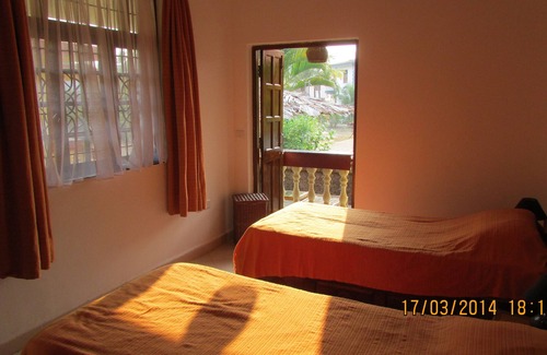 Varca House | Detached 2 Bedroom 2 Bathroom Poolside Beach Bungalow 200 meters from VarcaBeach