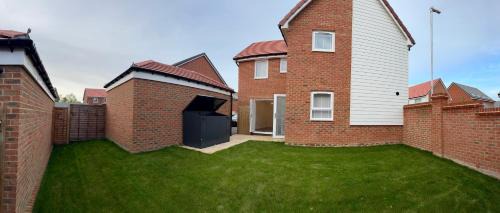 Broad Oak Apartment | Detached 4BR House - Private Garden, Garage & Parking - Perfect for Long Stays, Families, Contractors