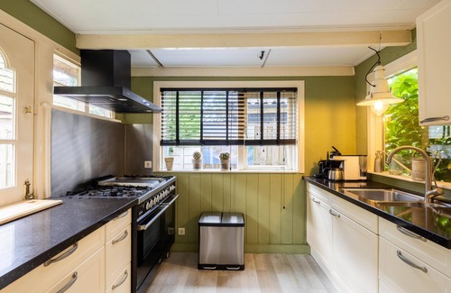 Bergen House | Detached charming house with a thatched roof