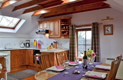 Perth Cottage | Detached cottage for 4 nestling on the banks of the River Tay only 6 miles east of Perth.