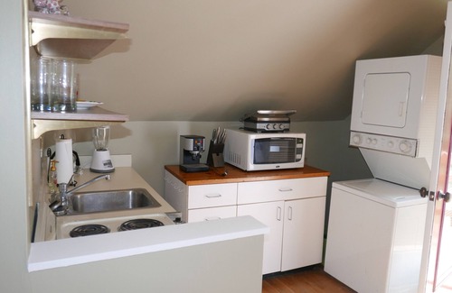 Vienna Apartment | Detached Garage Apartment With Private Entrance, Hi Speed FIOS, Safe Location