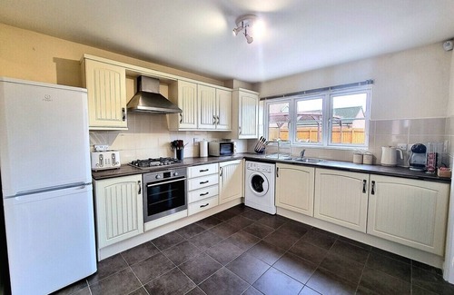 Birstall House | Detached House w/Free Parking | Long Stay Discount
