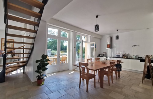 Jonzac House | Detached house with garden at the foot of the Château de Jonzac.