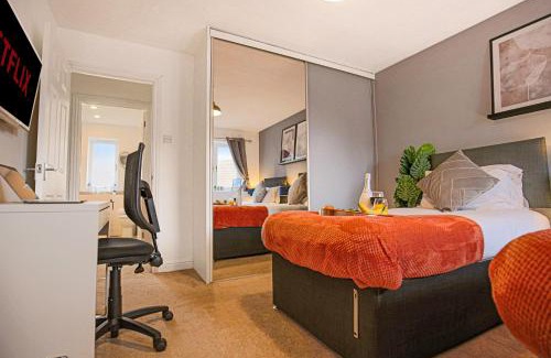 Knowle Sands House | Detached House with Driveway Parking, Self Check-In, Fast Wifi and Smart TVs with Netflix by Yoko Property