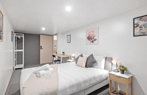 Pymble House | Detached Queen Room in Pymble - Serene Spot - Shared Bathroom