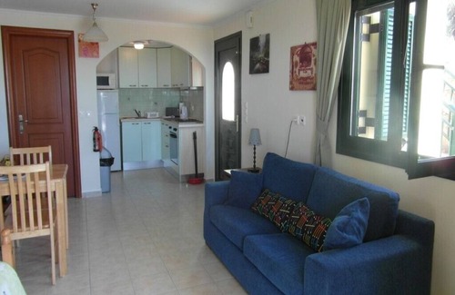 Ratzakli Villa | Detached Villa with Pool: Sleeps 6 to 10 people