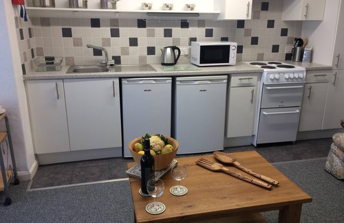 Roundham Apartment | DEVON. PAIGNTON. ATHERFIELD APARTMENTS. LAWNSIDE.