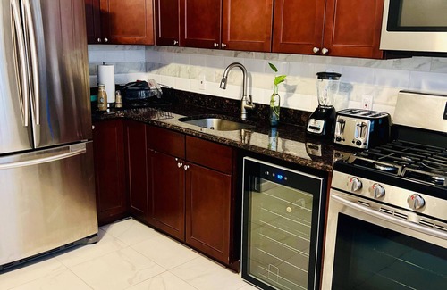 South Side House | Dew Drop Inn ~ 2 Bed 2 Bath Townhouse with Parking and Outdoor Seating!