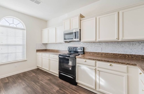 Dallas Apartment | DFW Oasis! Near Reunion Tower - Great for Groups!