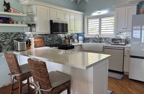Slob Villa | Diamond in Paradise-Hear the waves, feel the breezes from this 3 bedroom villa!