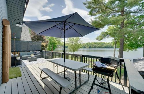 Tustin House | Diamond Lake Waterfront Cabin with Deck and Dock!