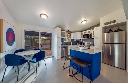 Casas Adobes Apartment | Dickinson (Deepak & Jackie)