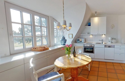 Nebel Apartment | Die Wohnung Verfügt Über 1 Wohnraum mit Wlan, Sat-tv, Offenem Kamin und Offener Küche, 1 Schlafzimmer, 1 Badezimmer mit Dusche und WC; Garten zur Gemeinschaftsnutzung mit Terrassenmöbeln und Strandkörben