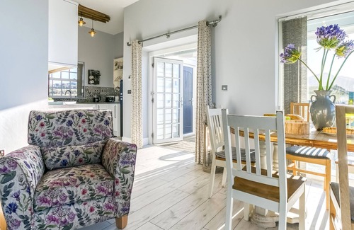 Dinas Cottage | Dihangfa - sleeps 6 guests in 3 bedrooms
