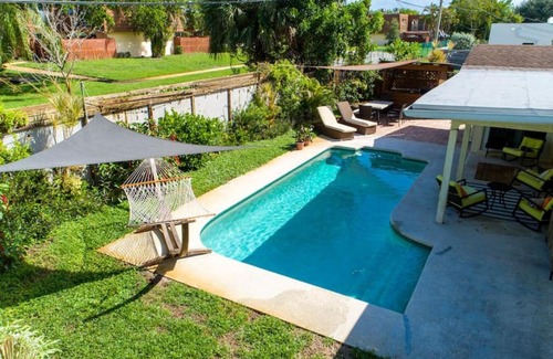 Tropic Palms House | Dinas Home with Modern Interior and Heated Pool