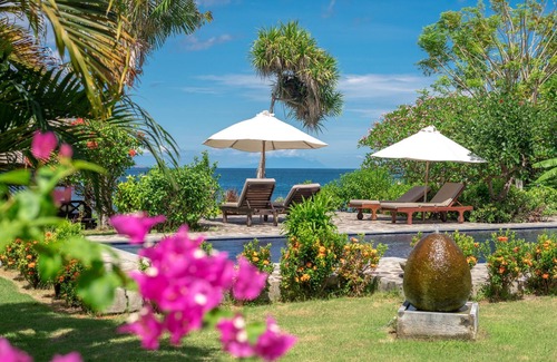 Umeanyar Villa | Direct beachfront 4BR/BR villa in tropical garden. Villa chef, villa pool, WiFi