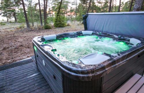 Laane-Nigula Parish Villa | Dirhami jacuzzi villa
