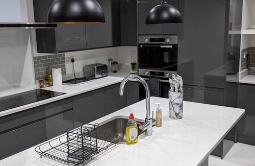 Marston Green House | Discounts, Contractors, Free Parking, WIFI, SMART TVs - NEC, HS2, BHX