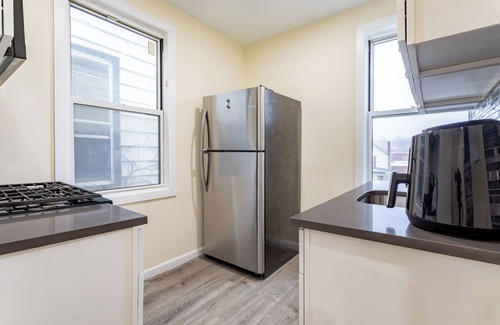 New Rochelle Apartment | Discover fun at NYC 30min drive stay at our cozy 2bed apartment in New Rochelle