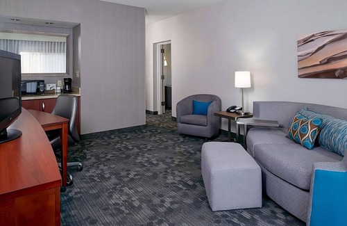 Waldron Hotel | Discover Harley-Davidson Factory! 2 Units! Pets are Allowed Here, Indoor Pool!