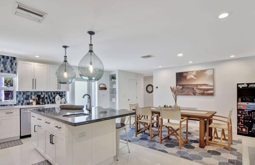 River Oaks House | Discover Luxury Living minutes from Beaches and Downtown Las Olas.