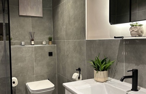 Kennington Villa | Discover our 2-bedroom house with a lush garden