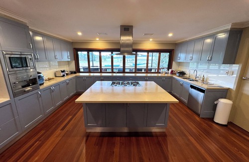 Berrima House | Dixieland Estate - Country Retreat with Hot Tub + Games Room
