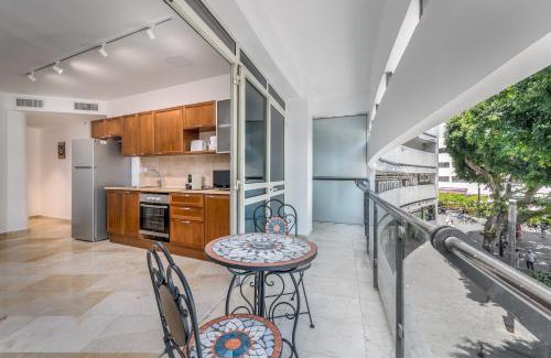 Tel Aviv City Center Apartment | DIZENGOFF SQUARE superb 1 bedroom with balcony