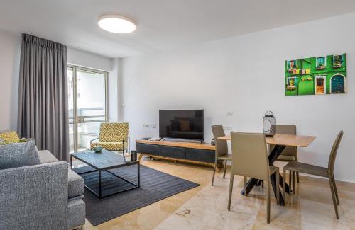 Tel Aviv City Center Apartment | DIZENGOFF SQUARE superb 1 bedroom with balcony