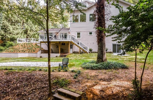 Gaithersburg House | DMV 6BR Luxury Lake House with Firepit, Game Room