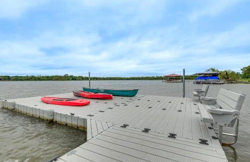 Alvarado House | Dock and Game Room Alvarado Lake Getaway!
