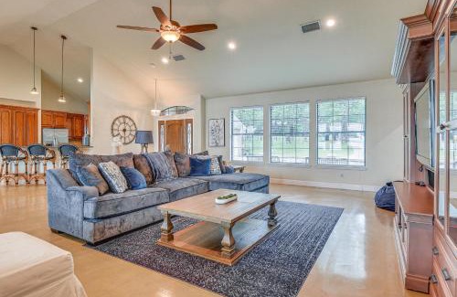 Alvarado House | Dock and Game Room Alvarado Lake Getaway!