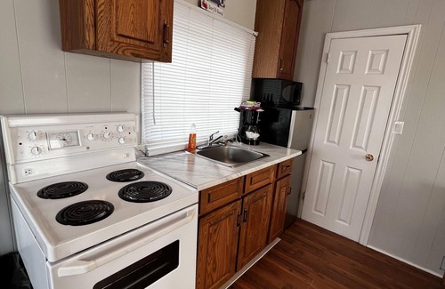 Wasaga Beach Cottage | Dock Life Beach 1 - Cottage 12, Riverview, 1 Bedroom, 3 min walk to Beach 1