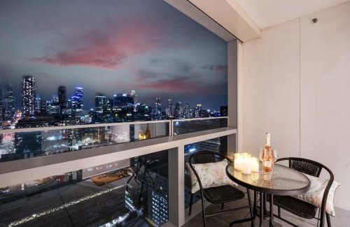 Docklands Apartment | Docklands Harbour & City Views Pool, Free Onsite Parking , Yoga & Gym