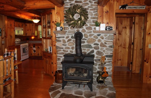Brownfield Cabin | Dog-Friendly 5 Bedroom Log Cabin with Hot Tub in the Heart of Southern Maine
