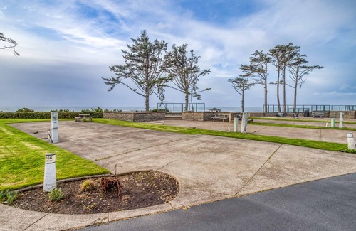 Agate Beach RV Rental | Dog Friendly, Available with 50AMP, 30AMP, Water and Sewer hook up's, WiFi