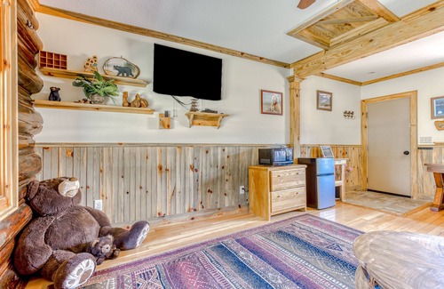 White Salmon Cabin | Dog-friendly cabins with partial ACs, courtyard access, mtn/valley views, & WiFi