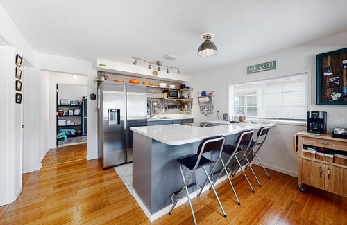Winchester Bay House | Dog-friendly coastal-themed home with a full kitchen & washer/dryer