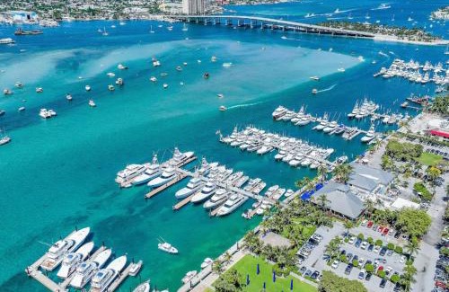 Palm Beach Shores Apartment | Dog friendly condo with beach access, hot tub, firepit